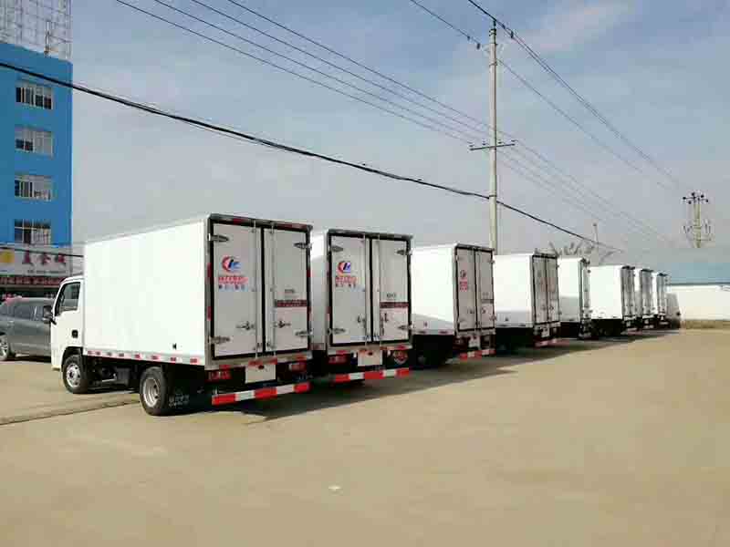 程力專(zhuān)業(yè)廠8臺(tái)冷藏車(chē)齊發(fā)